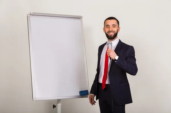 Apresentações públicas dos palestrantes durante o treinamento. Trabalhar com o conselho para apresentações . — Fotografia de Stock