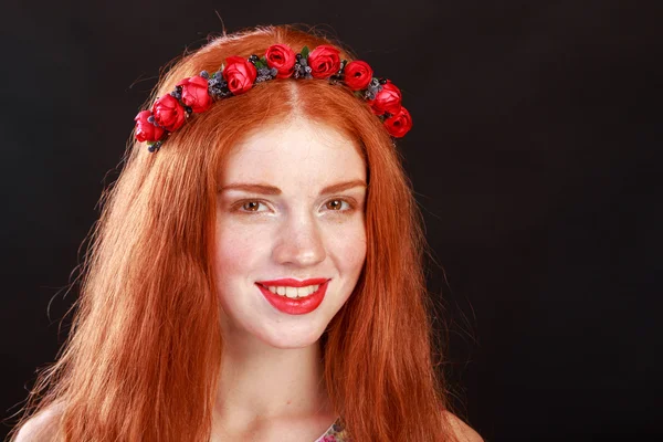 Шикарная рыжая девушка — стоковое фото