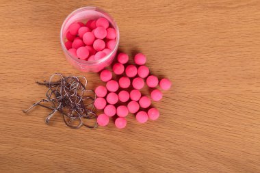 Masanın üzerinde balıkçılık aksesuarları