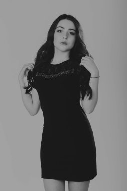 Hafif bir arka plan üzerinde kısa bir etek bir kız. Güzel ve genç birbayan. Güzel profesyonel makyaj.