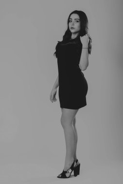 Hafif bir arka plan üzerinde kısa bir etek bir kız. Güzel ve genç birbayan. Güzel profesyonel makyaj.