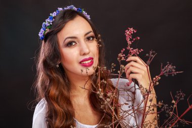 Karanlık bir arka plan üzerinde güzel, gizemli, şirin esmer. Siyah ve beyaz fotoğraf güzel gizemli esmer.