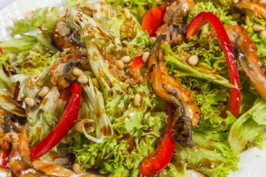 Yılan balığı ile lezzetli salata