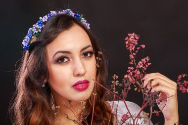 Karanlık bir arka plan üzerinde güzel, gizemli, şirin esmer. Siyah ve beyaz fotoğraf güzel gizemli esmer.