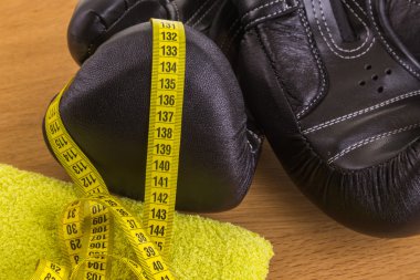 Tahta arka planda boks eldivenleri.