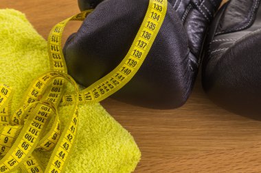 Tahta arka planda boks eldivenleri.