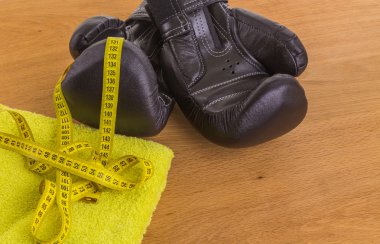 Tahta arka planda boks eldivenleri.