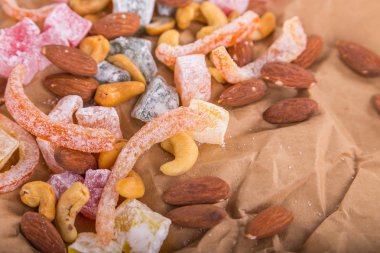 Bir tablo ve kakao fincan kurutulmuş meyve