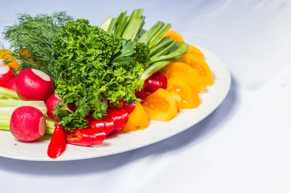 Placa con verduras frescas sobre la mesa — Foto de Stock