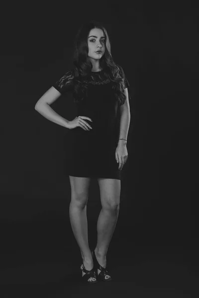 Sexy vrouw in zwart-wit fotografie — Stockfoto
