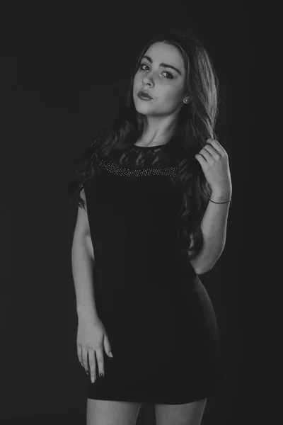 Sexy vrouw in zwart-wit fotografie — Stockfoto