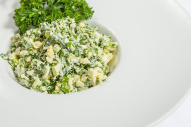 Yumurta ile yeşil salata