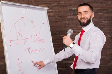 İş coach blackboard işaretçiyi üzerinde yazıyor