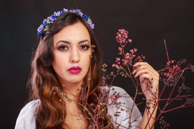 Karanlık bir arka plan üzerinde güzel, gizemli, şirin esmer. Siyah ve beyaz fotoğraf güzel gizemli esmer.