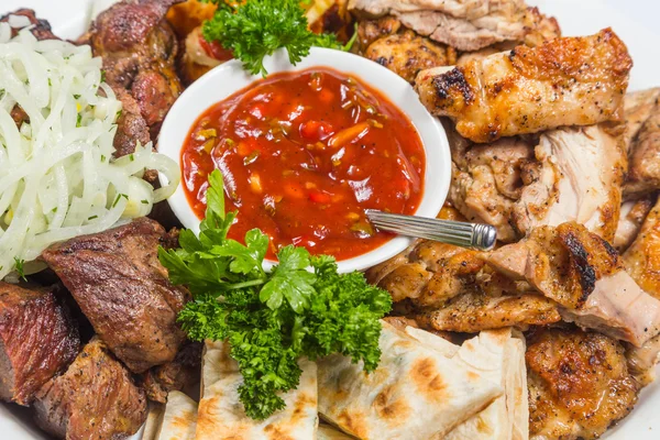 Barbacoa con salsa en un plato — Foto de Stock