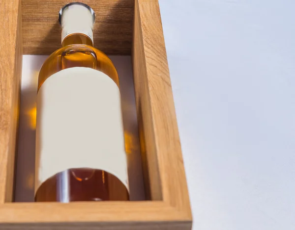 Flasche Whiskey auf weißem Hintergrund — Stockfoto