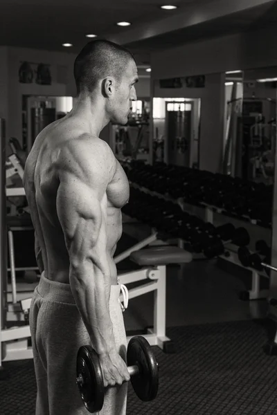 Lo sportivo è impegnato in palestra — Foto Stock