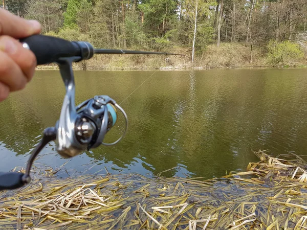 Pescatore con filatura sul fiume — Foto Stock