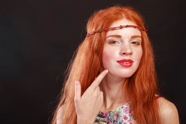 美しい赤い髪の少女. — ストック写真