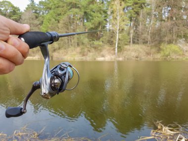 Nehirde dönen balıkçı