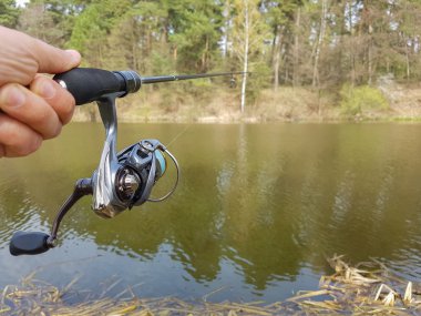 Nehirde dönen balıkçı