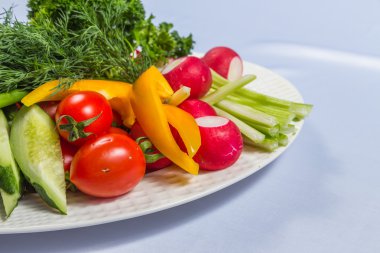 Beyaz bir tabakta sebze salatası