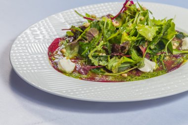 Beyaz bir tabakta sebze salatası