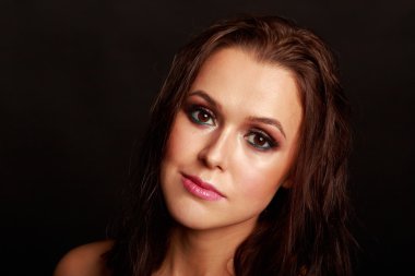 Muhteşem Güzellik Portresi. Profesyonel makyaj güzel kadınla. Anlamlı gözler, mükemmel deri.