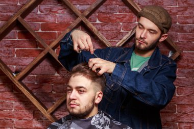 Berber makası istemci. Asıl istemci üzerinde bir şekilde çalışıyor.