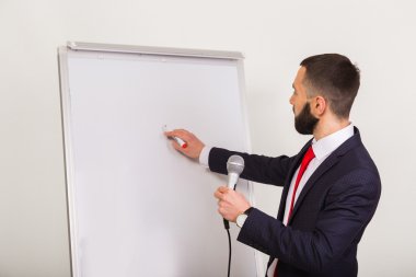 Eğitim sırasında genel sunumlar hoparlörlerin. Sunular için yönetim kurulu ile çalışmak.