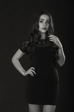 Hafif bir arka plan üzerinde kısa bir etek bir kız. Güzel ve genç birbayan. Güzel profesyonel makyaj.