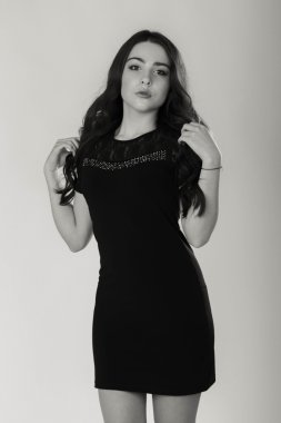 Hafif bir arka plan üzerinde kısa bir etek bir kız. Güzel ve genç birbayan. Güzel profesyonel makyaj.