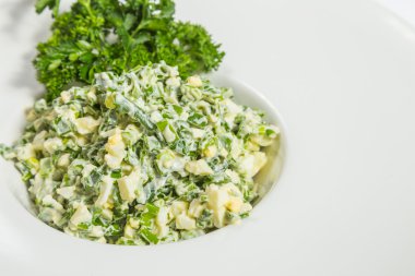 Yumurta ile yeşil salata