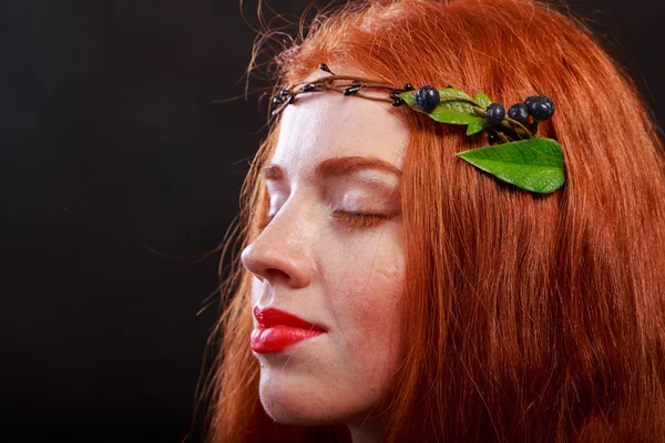 A menina de cabelo ruivo bonito. Menina ruiva com uma coroa de flores no cabelo . — Fotografia de Stock