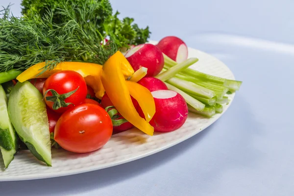 Beyaz bir tabakta sebze salatası