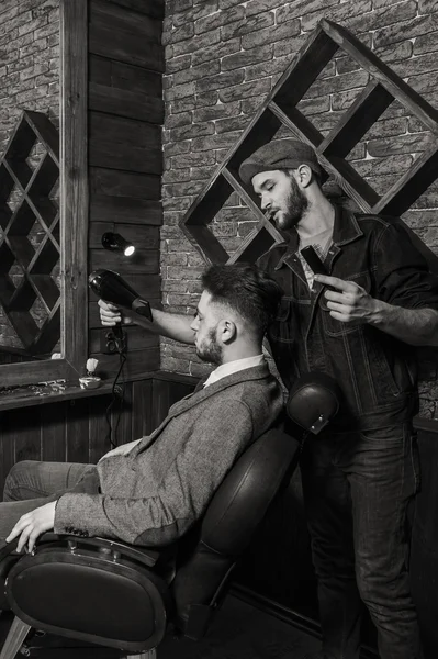 Friseur kämmt Kunden-Friseur — Stockfoto