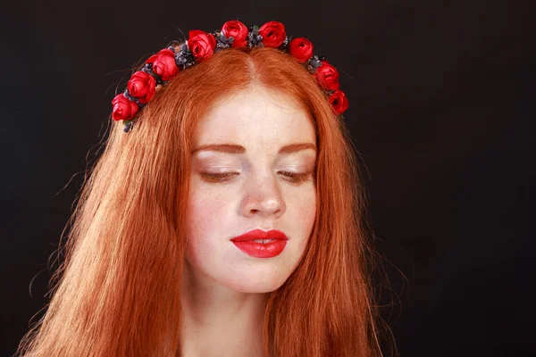 Linda menina ruiva com uma coroa de flores no cabelo. Acessórios de cabelo - grinaldas. Enfeites de cabelo. Linda menina de cabelos vermelhos . — Fotografia de Stock