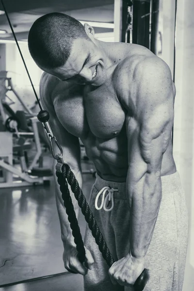 El deportista se dedica al gimnasio. — Foto de Stock