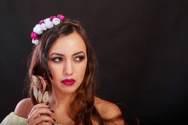 Linda morena em uma bela grinalda. Acessórios de cabelo - grinalda . — Fotografia de Stock