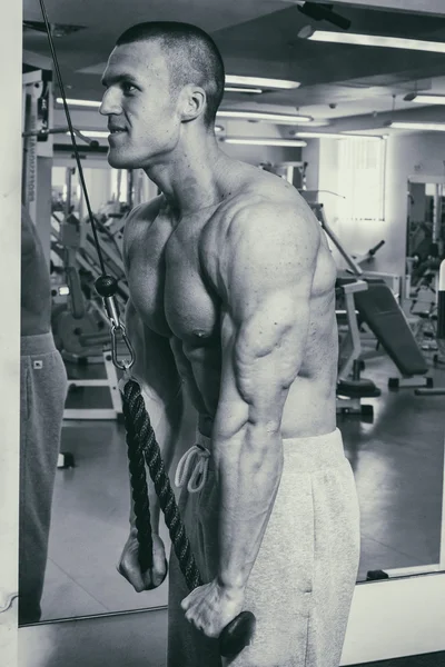 El deportista se dedica al gimnasio. —  Fotos de Stock