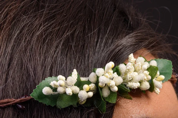 美丽的布鲁内特在一个美丽的花环。配件的头发-花环. — 图库照片