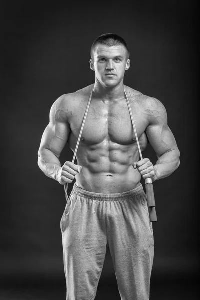 Der Mann in Boxhandschuhen. junger Boxer mit schwarzem Hintergrund. Boxer kampfbereit. Boxen, Workout, Muskeln, Kraft, Kraft - das Konzept von Krafttraining und Boxen — Stockfoto