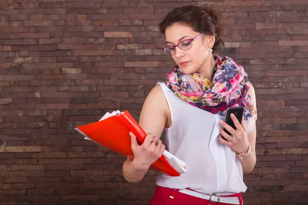 Junge, vielbeschäftigte Frau. schöne Frau. — Stockfoto