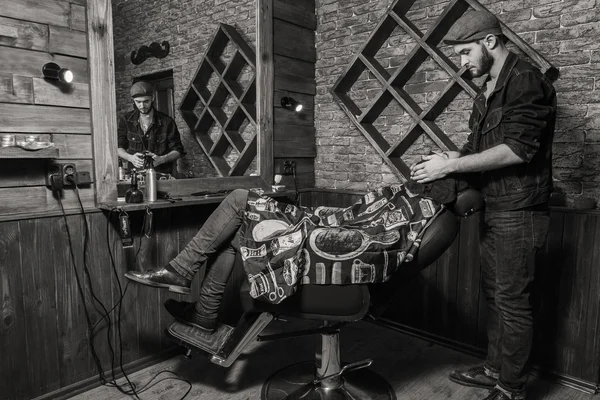 Cliente de tesoura de barbeiro. O mestre está trabalhando em uma maneira que o cliente . — Fotografia de Stock
