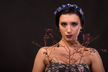 Güzel kızı güzel bir çelenk çiçek