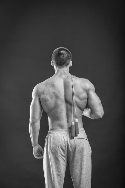 L'homme en gants de boxe. Jeune boxeur sur fond noir. Un boxeur prêt à se battre. Boxe, entraînement, muscle, force, puissance - le concept de musculation et de boxe — Photo