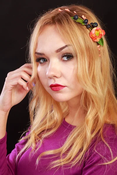 Hermosa rubia en una hermosa corona. Accesorios para el cabello - corona . — Foto de Stock