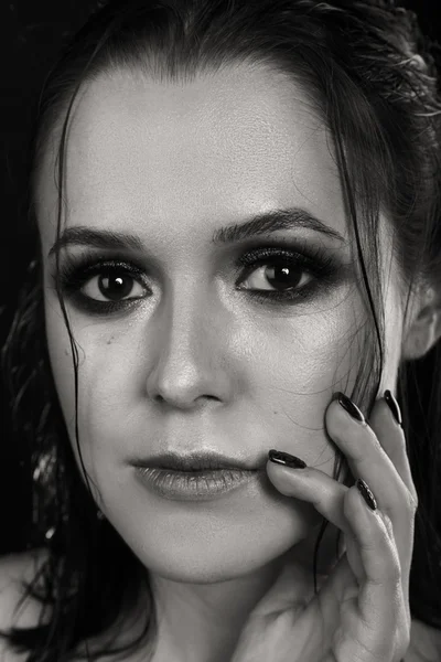 siyah beyaz güzel bir kız portresi