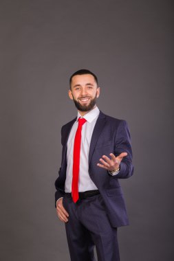 İş elbiseli standarta başarılı adam