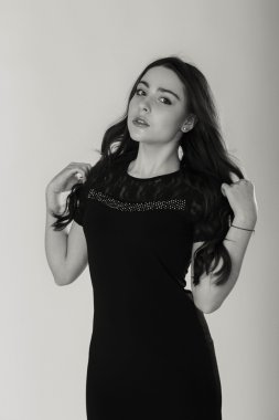 Hafif bir arka plan üzerinde kısa bir etek bir kız. Güzel ve genç birbayan. Güzel profesyonel makyaj.